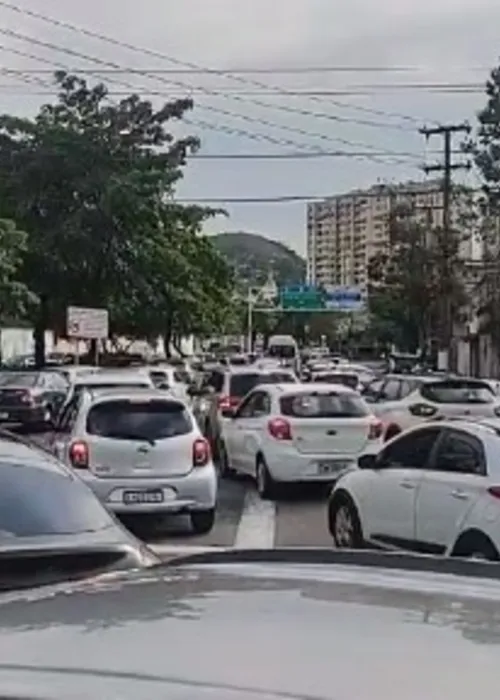 Avenida Jansen de Melo com trânsito congestionado causando reflexos no entorno