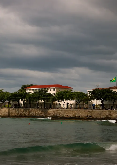 Os ventos estarão moderados a fortes. Temperaturas estarão amenas