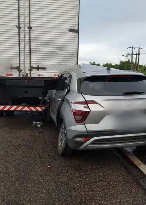 Colisão entre carro e caminhão aconteceu na pista sentido Rio