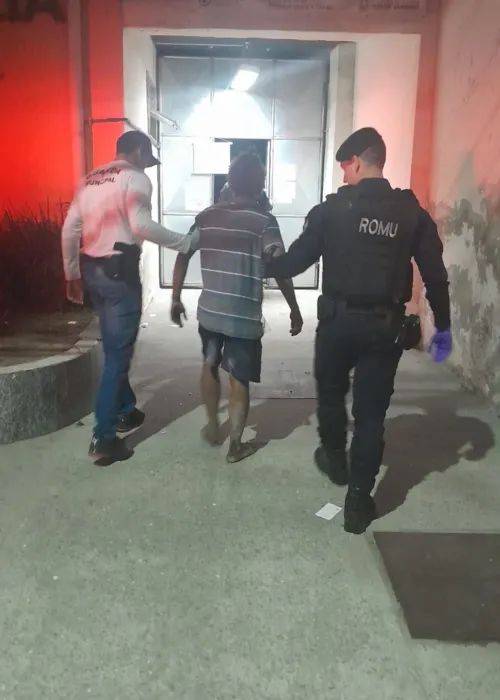 Suspeito afirmou ser pessoa em situação de rua e disse ter anotações criminais.