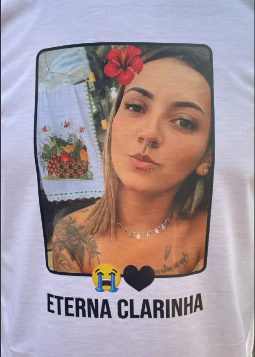 Familiares e amigos estavam com camiseta em homenagem à Clara no enterro da jovem