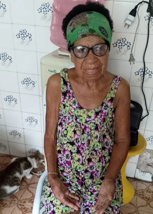 Carmen Marins, de 91 anos, está há três meses sem receber o auxílio aposentadoria