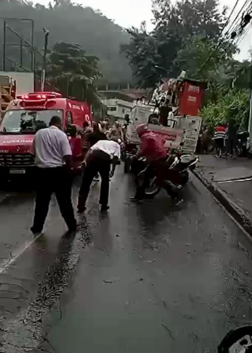 Acidente foi por volta das 18h, jovem morreu no local