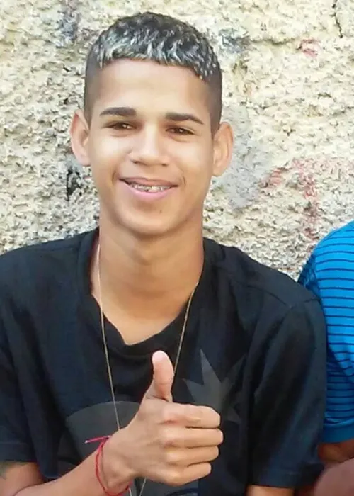 O rapaz, na época com 17 anos, foi atingido por disparos na Ladeira do Barroso