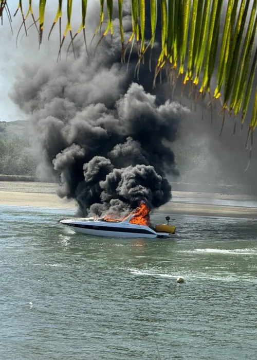 Segundo testemunhas, o fogo teria começado no motor da embarcação