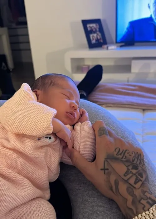 Neymar posta foto com a filha