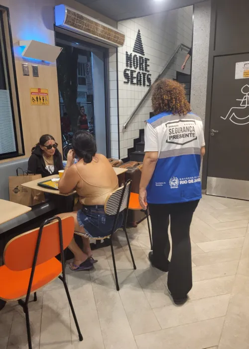 Mulheres 'moram' em loja de rede de fast food há três meses