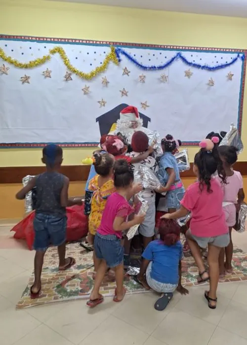 Mais de 130 crianças receberam presentes na Umei Nilo Neves, no Morro do Boa Vista