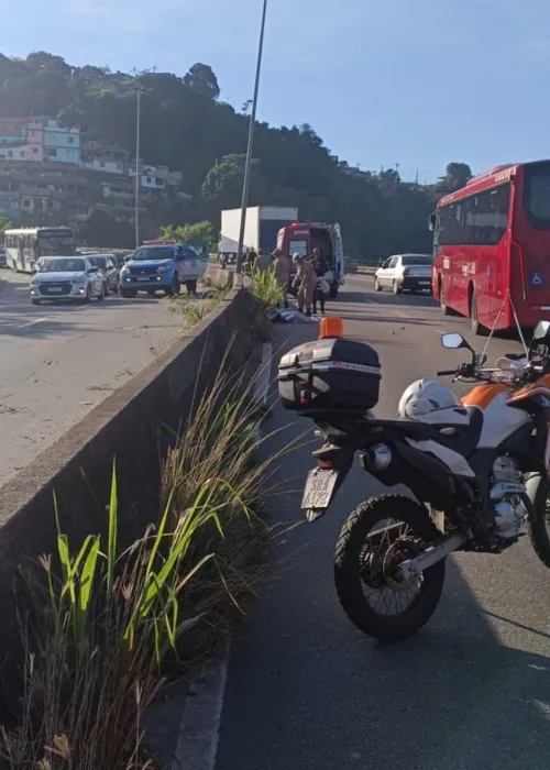 Operadores de trânsito orientam motoristas no trecho