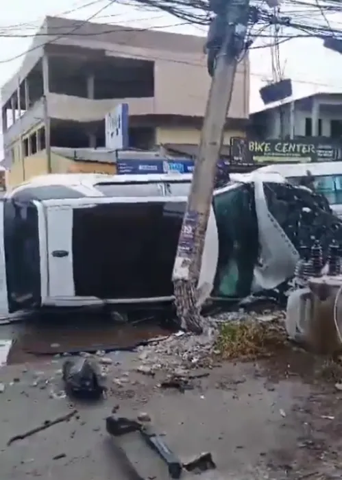 Após ser baleado, motorista perdeu o controle, capotou e bateu em um poste