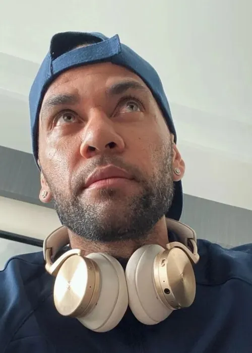 A defesa de Daniel Alves pediu a suspensão do julgamento