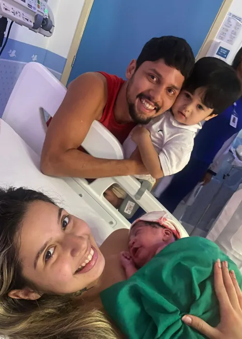 A mamãe Priscilla Ferreira e o papai Gustavo Serpa se emocionaram