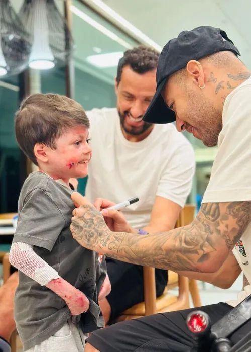 O jogador autografou uma camisa para Gui