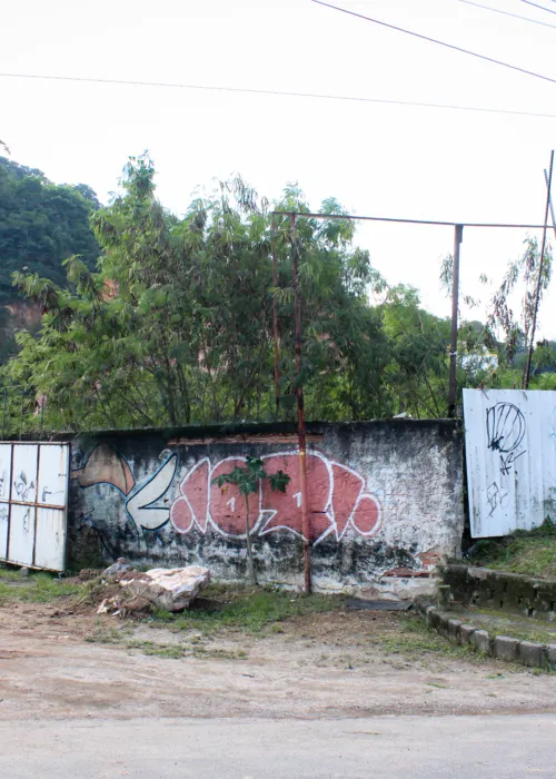 Placa da Prefeitura já foi instalada, e homens começaram a fazer a limpeza do terreno