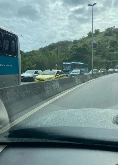 Ônibus enguiçado prejudica acesso à ponte