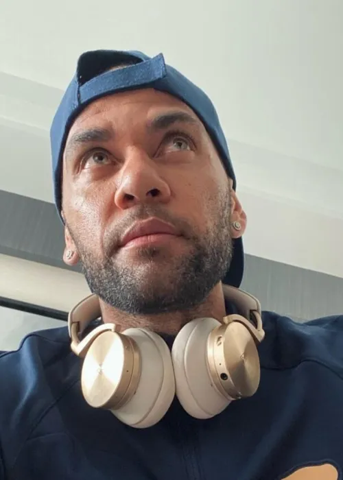 Daniel Alves poderá sair da cadeia ao pagar fiança de quase 6 milhões de reais.