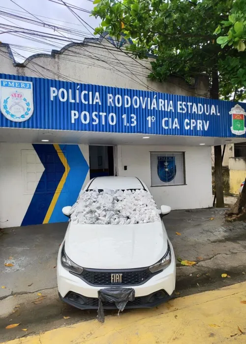 As drogas foram apreendidas por policiais do Comando de Policiamento Rodoviário (CPRV)