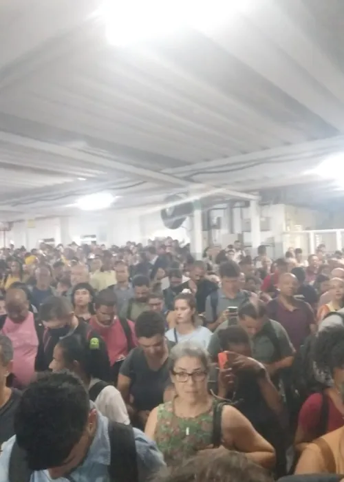 A estação da Praça XV ficou superlotada na noite desta quinta