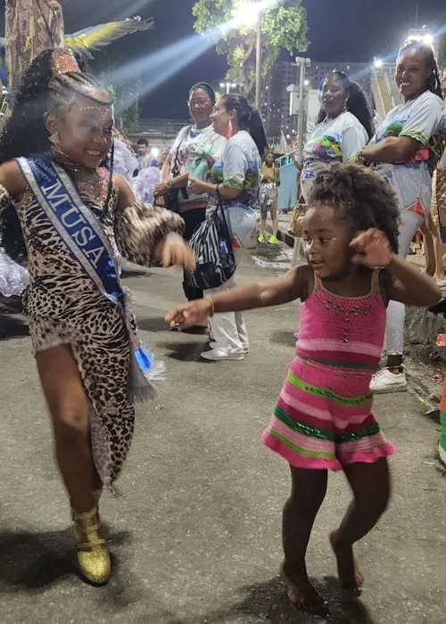 Ao lado de Bombom, de rosa, está Valentina Policarpo, musa da Filhos da Águia, escola mirim da Portela