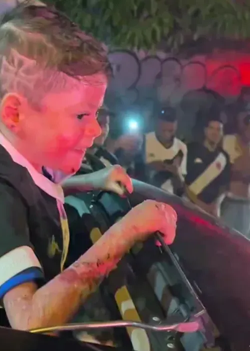 Mãe do pequeno gravou ele chegando ao estádio