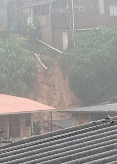 Chuva intensa causa deslizamentos na cidade de Petrópolis