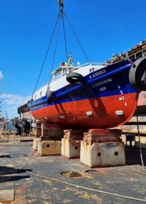 Os assaltantes armados abordaram a lancha Carioca 4 e sumiram com a embarcação