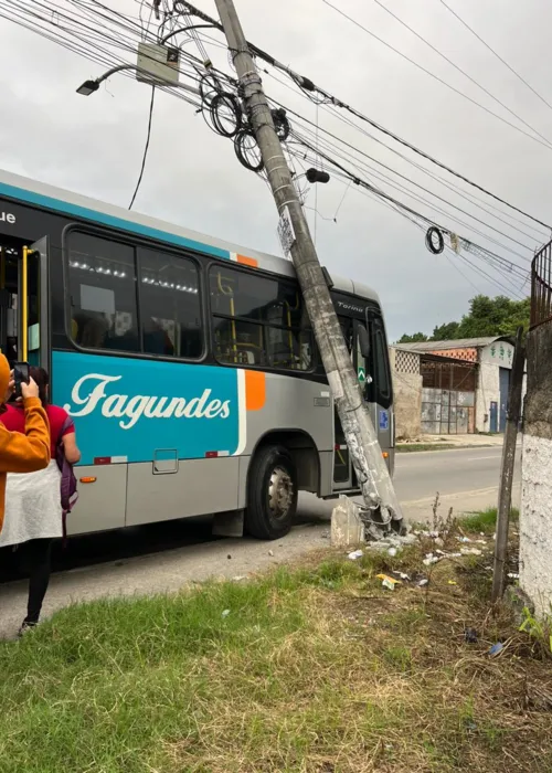 O caso aconteceu enquanto o ônibus trafegava pela Estrada da Lagoinha