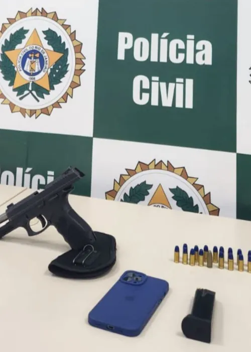 Com o acusado, foi encontrada uma pistola dentro de veículo roubado