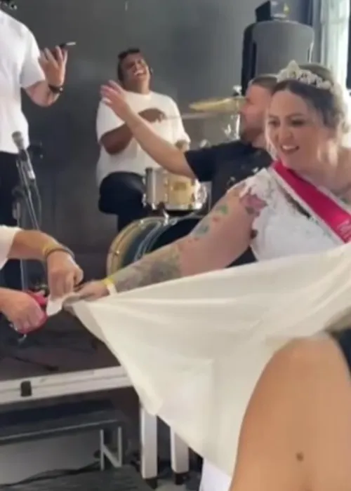 Mulher rasga seu vestido de noiva e realiza uma festa após término do casamento