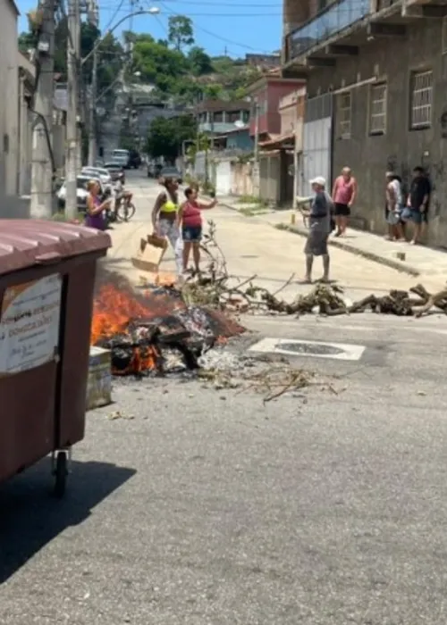 Manifestantes atearam fogo em objetos