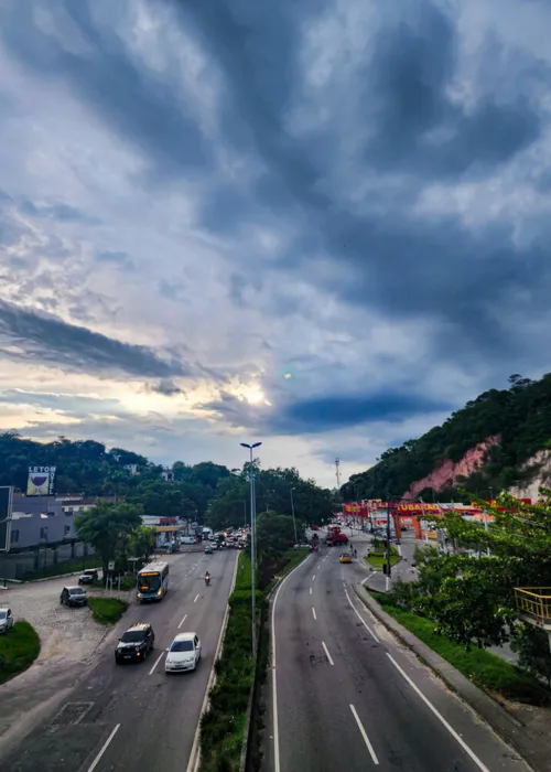 O céu irá variar entre parcialmente nublado e nublado