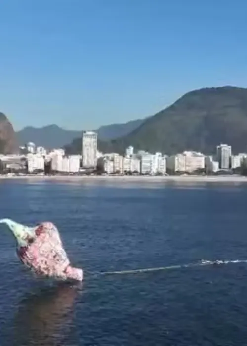 Balão caiu no mar da Praia de Copacabana neste sábado (4), próximo ao palco do show de Madonna