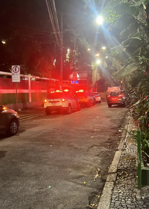 Viaturas foram até as Laranjeiras após invasão no fim da noite