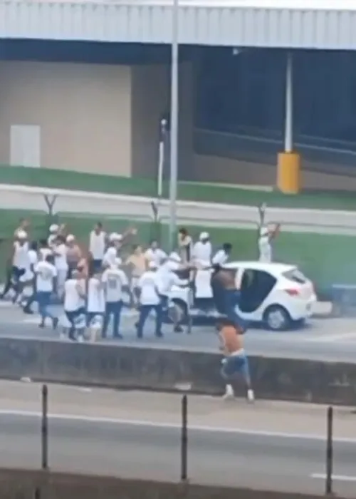 Torcidas protagonizam briga na Dutra