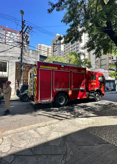 O Corpo de Bombeiros foi ao local e isolou a área