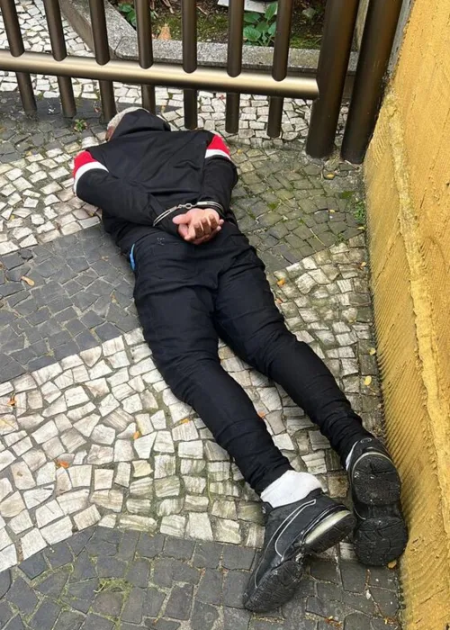 Dois suspeitos foram capturados dentro de um condomínio na rua Gavião Peixoto