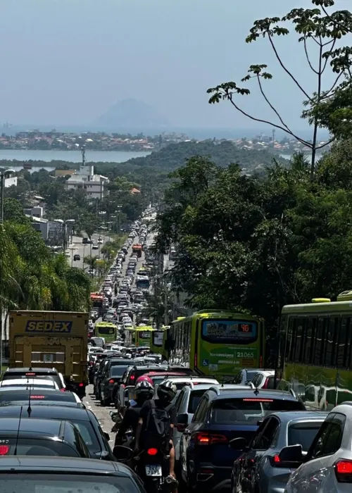 Motoristas precisam de paciência no início da tarde desta quarta-feira (15)