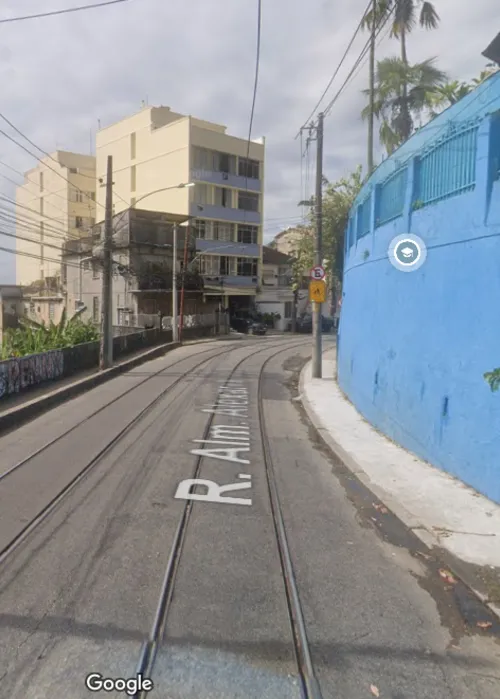 Turista achou que seria assaltada e pulou de mureta