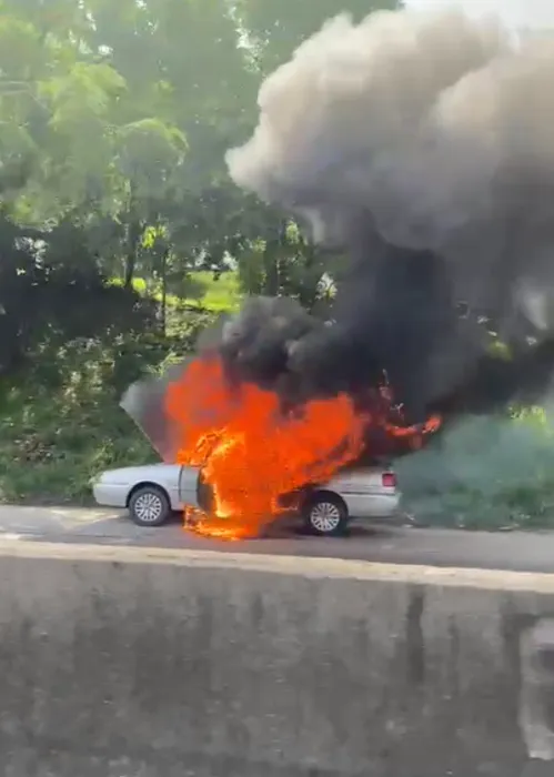 Carro ficou completamente destruído