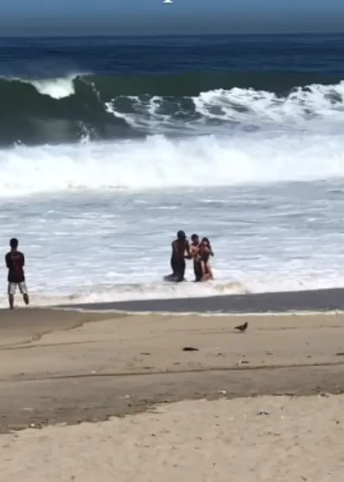 Imagem ilustrativa da imagem Vídeo: criança é arrastada por onda em Maricá e salva a tempo