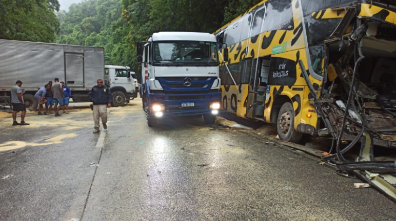 Acidente com caminhão e ônibus interdita Serra de Petrópolis