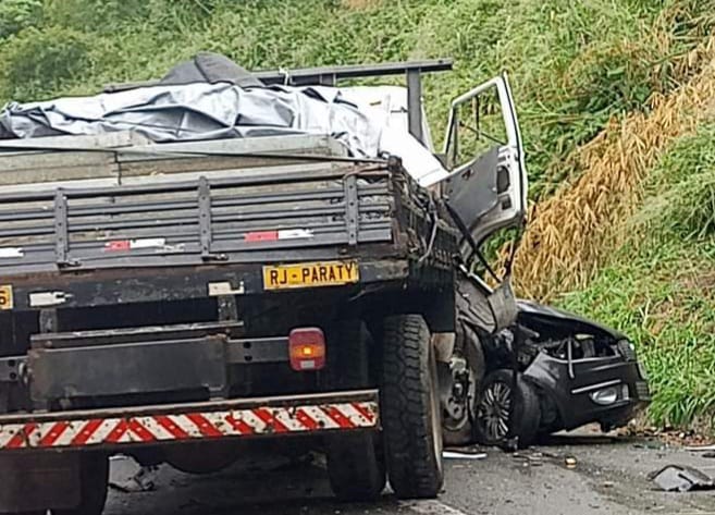 Acidente entre caminhão e carro mata 2 pessoas na BR-101