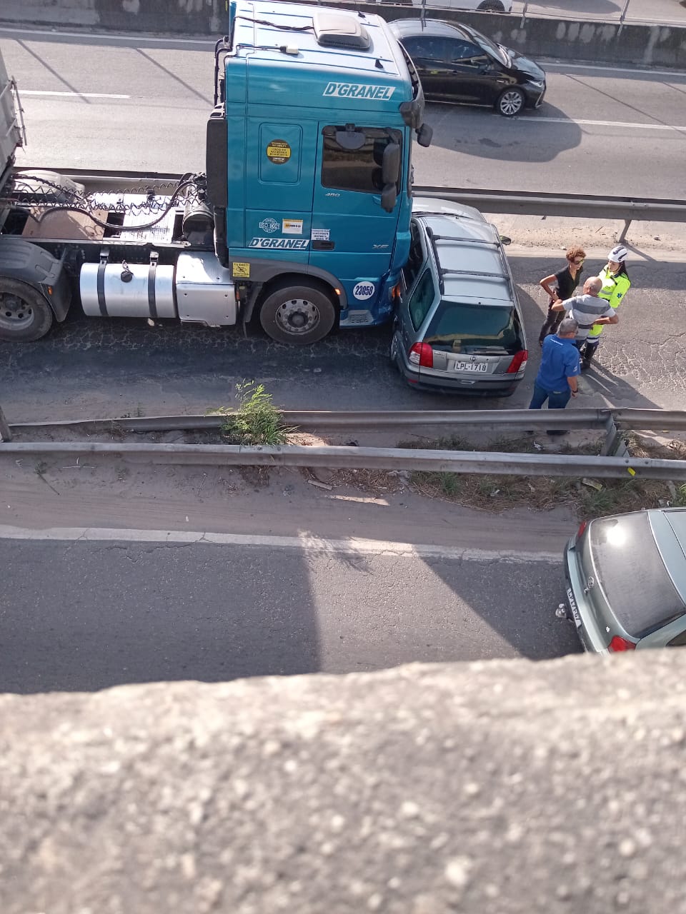 Batida entre caminhão e carro complica trânsito na BR-101