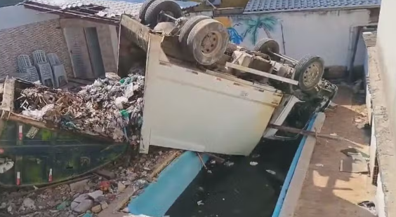 Caminhão de lixo invade piscina de casa e deixa morto na Baixada