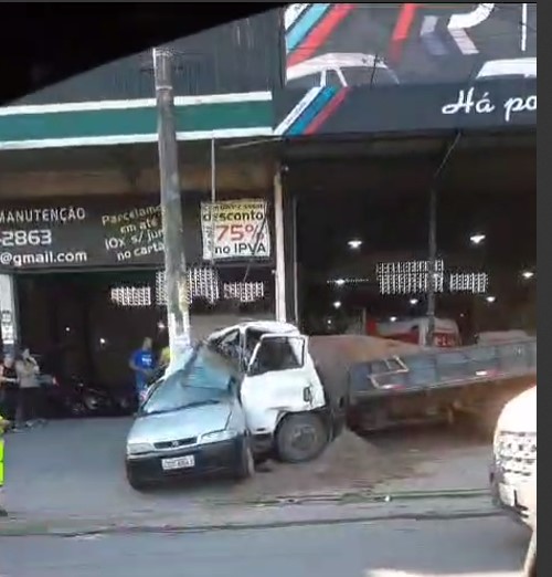 Colisão entre carro, moto e caminhão deixa feridos na BR-101; vídeo