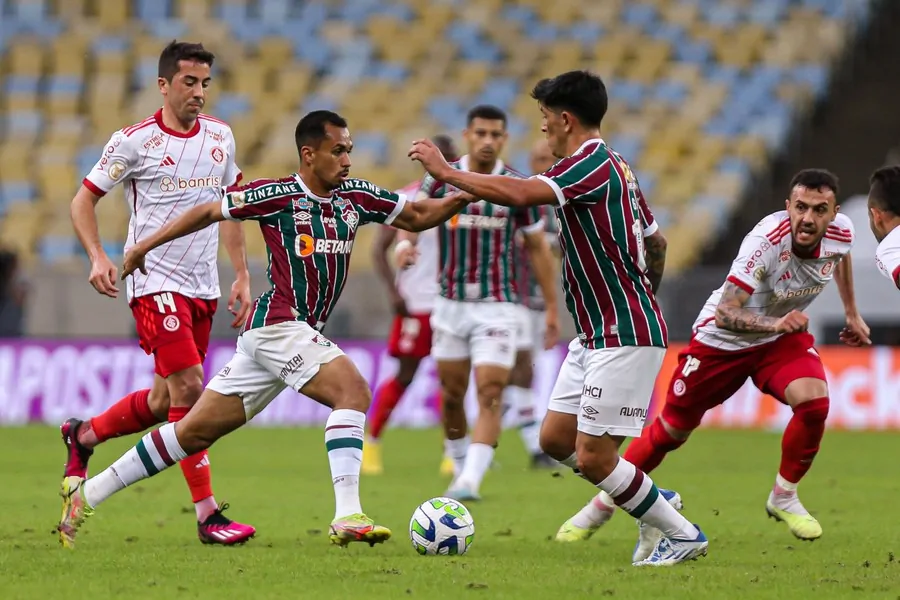 Fluminense e Internacional empatam em jogo eletrizante pela ida da