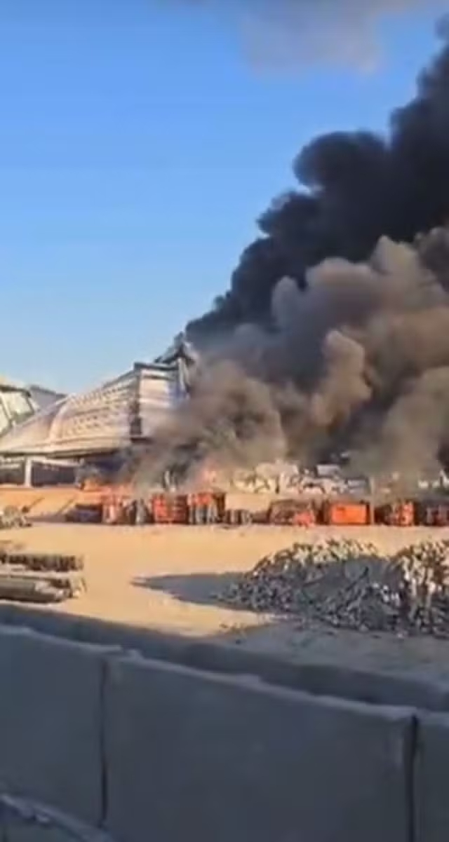 Incêndio de grandes proporções assusta na Baixada; vídeo