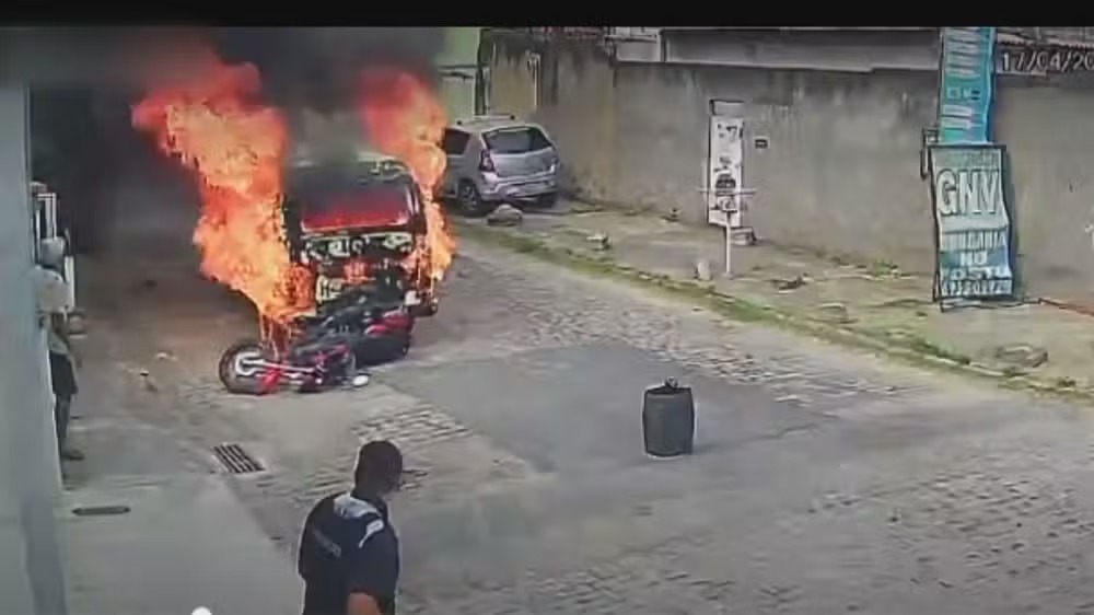 Motociclista é atropelado por Kombi em chamas na Baixada