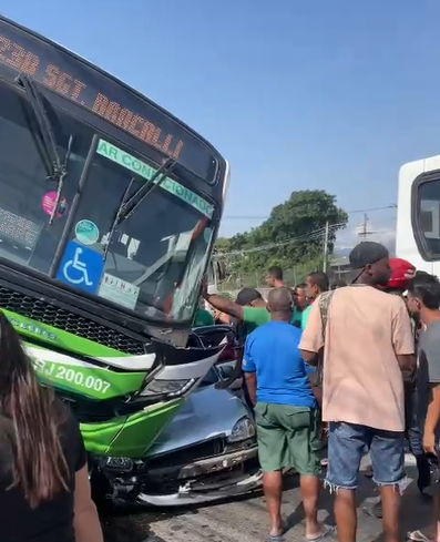 Carro fica embaixo de ônibus após acidente na Dutra; vídeo