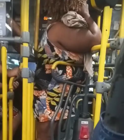 Passageira fica presa por duas horas na roleta de ônibus